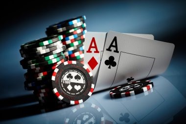pkjp live-dealer studio with blackjack table and professional dealers